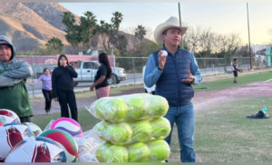 *Equipa Fernando Juárez a deportistas de Candela con entrega sorpresa de material*
